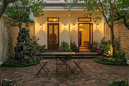 Garden courtyard lighting
