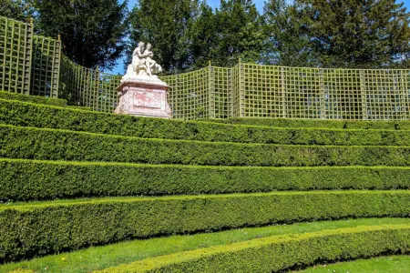 Dense hedging noise barrier