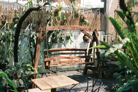 Seating area idea in urban city garden design